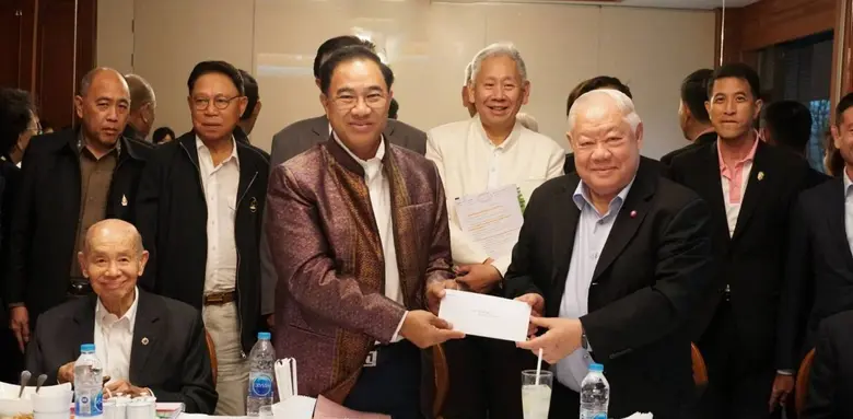ดร.สุนทร อรุณานนท์ชัยบริจาคเงินเพื่อระลึกถึงผู้ก่อตั้งมูลนิธิพล.ต.อ.เภา สารสิน