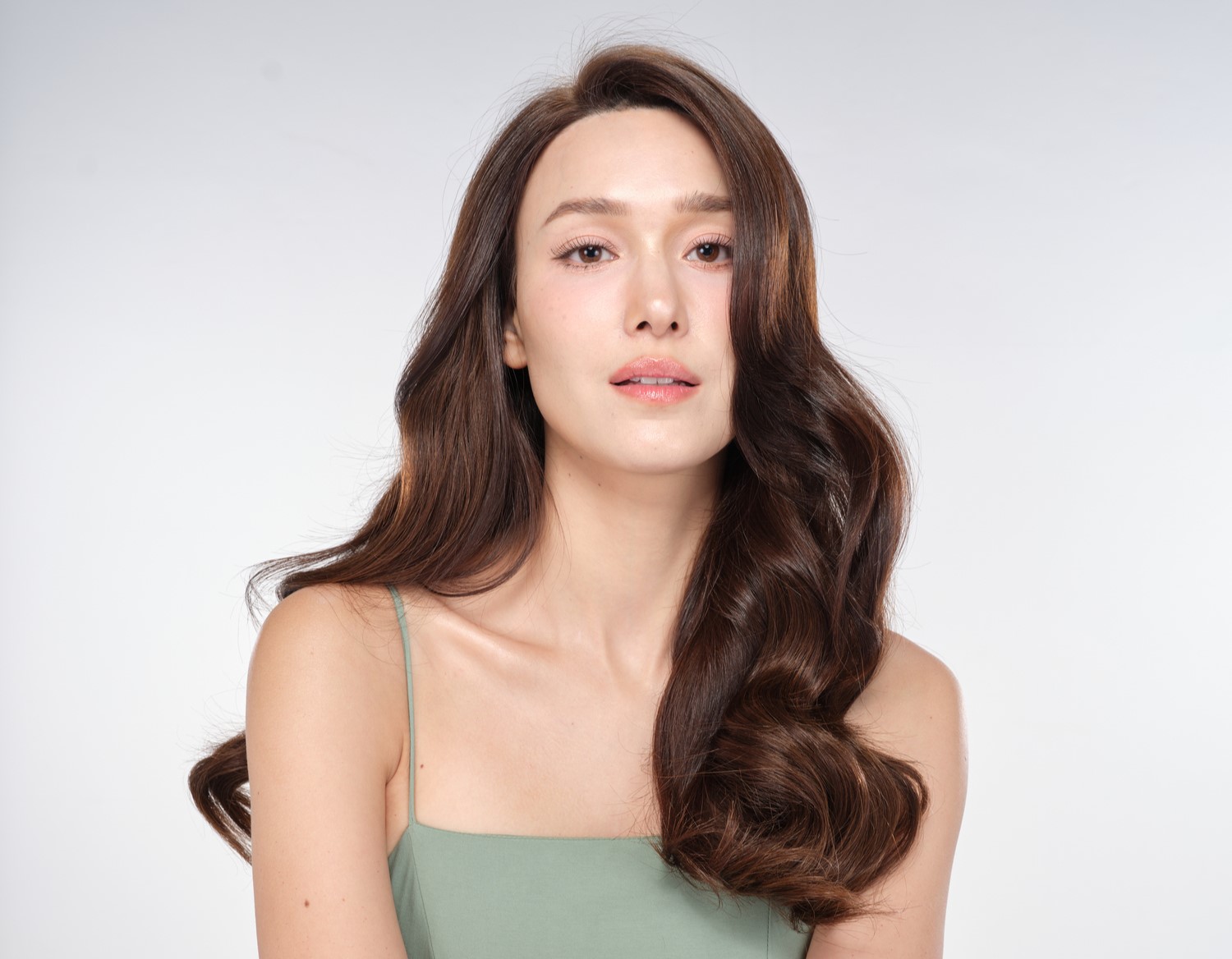 "แจ็คกี้ ชาเคอลีน" นักแสดงสาวมั่น อารมณ์ดี คว้าพรีเซ็นเตอร์ชวาร์สคอฟ (Schwarzkopf) แชมพูปิดผมขาวคุณภาพสูง มอบ 3 เฉดสีสวยแบบมือโปร ด้วยพลังจากน้ำมันธรรมชาติ