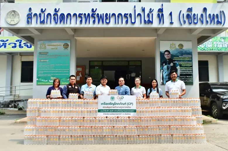 เครือซีพี - มูลนิธิเจริญโภคภัณฑ์พัฒนาชีวิตชนบท เดินหน้ามอบน้ำดื่ม CP เสริมสร้างกำลังใจแก่เจ้าหน้าที่แก้ปัญหาเร่งด่วน ป้องกันไฟป่า - PM 2.5 อย่างต่อเนื่อง จ.เชียงใหม่
