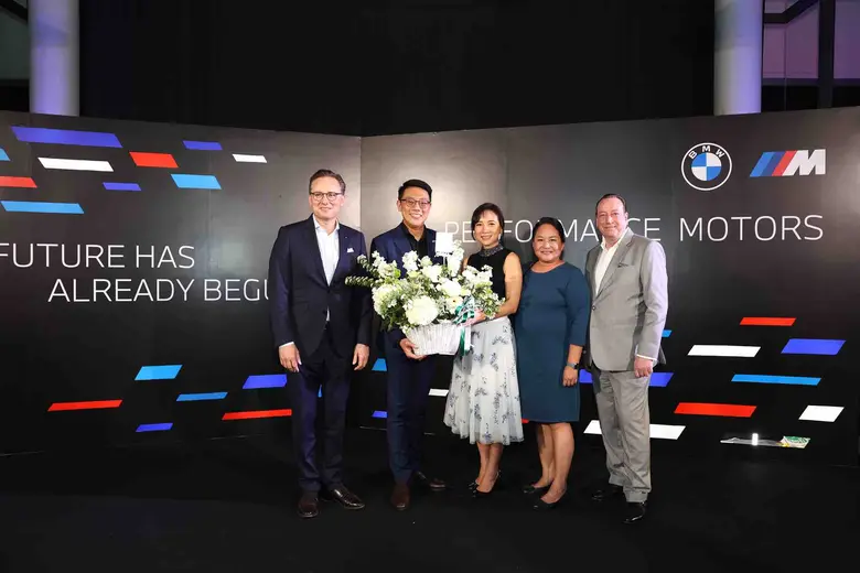 ศรินรัตน์ กมลรัตนพิบูล แห่ง dwp ร่วมแสดงความยินดี ในงานเปิดตัวโชว์รูมใหม่ บีเอ็มดับเบิลยู เพอร์ฟอร์แมนซ์ มอเตอร์ส สาขาราชพฤกษ์ โชว์รูมที่โดดเด่นด้านดีไซน์อันทันสมัย ภายใต้แนวคิด "Retail Next"