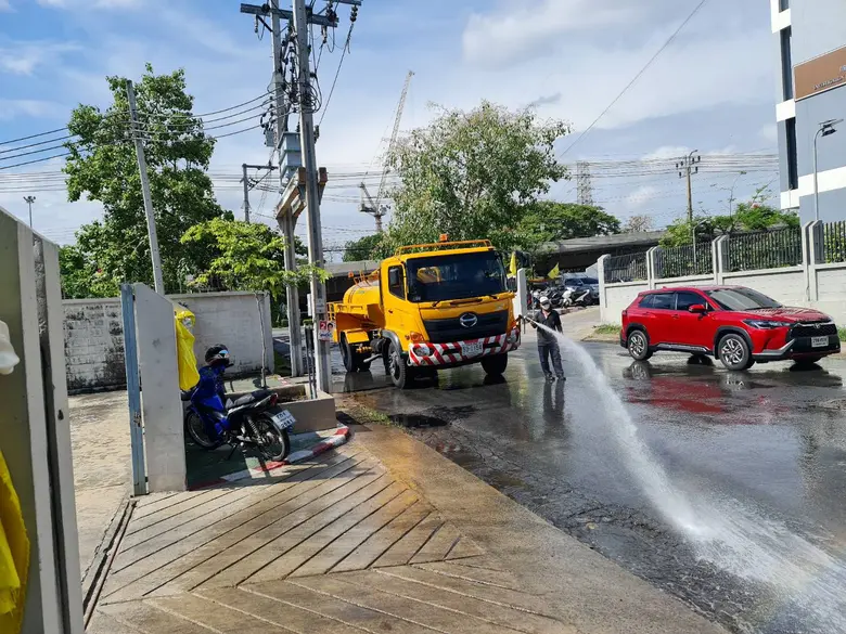 กทม.เพิ่มมาตรการป้องกันกลิ่น ล้างทำความสะอาดถนนหน้าโรงขนถ่ายมูลฝอยรัชวิภา