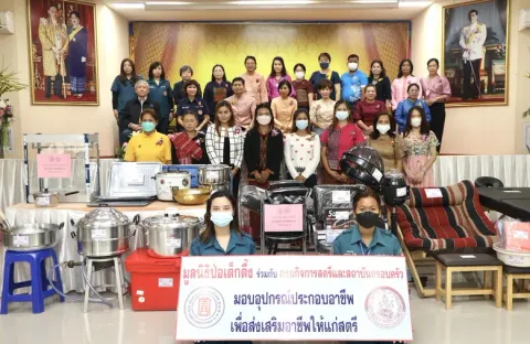 มูลนิธิป่อเต็กตึ๊ง "สร้างอาชีพ สร้างชีวิต" ร่วมกับกรมกิจการสตรีและสถาบันครอบครัว มอบอุปกรณ์ประกอบอาชีพให้กับสตรีที่ด้อยโอกาสในพื้นที่ จ.ศรีสะเกษ ในโครงการส่งเสริมอาชีพเพื่อสตรี