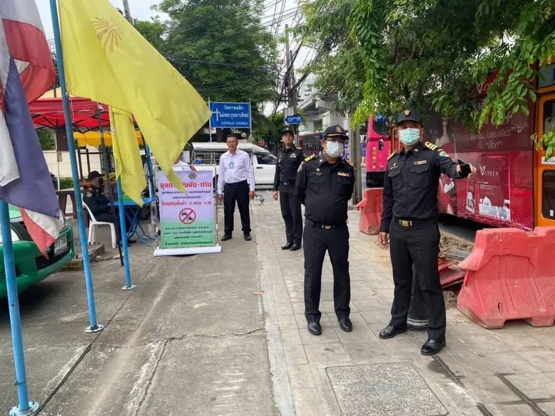 กทม.เร่งรัด รฟม.-กฟน.คืนผิวจราจรถนนลาดพร้าวเพิ่มความคล่องตัว ลดปัญหารถจักรยานยนต์ขับขี่บนทางเท้า