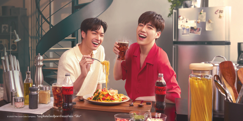 แรงไม่หยุด ฉุดไม่อยู่! คู่ซี้พีพี กฤษฏ์ - โอบนิธิเผยเมนูสูตรพิเศษ "สปาเก็ตตี้ผัดขี้เมาท์" คู่ "โค้ก" ไม่มีน้ำตาล พร้อมกระแสนิยมของเมนูพีพีเกินต้านหลังเปิดตัวใน " "โค้ก" คิชเช่น"