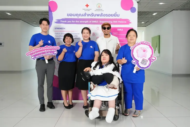 "แว่นใหญ่" โอฬาร ชูใจ ร่วมร้องเพลงงานเปิดกองทุนโรคกล้ามเนื้ออ่อนแรง ณ โรงพยาบาลจุฬาลงกรณ์ สภากาชาดไทย