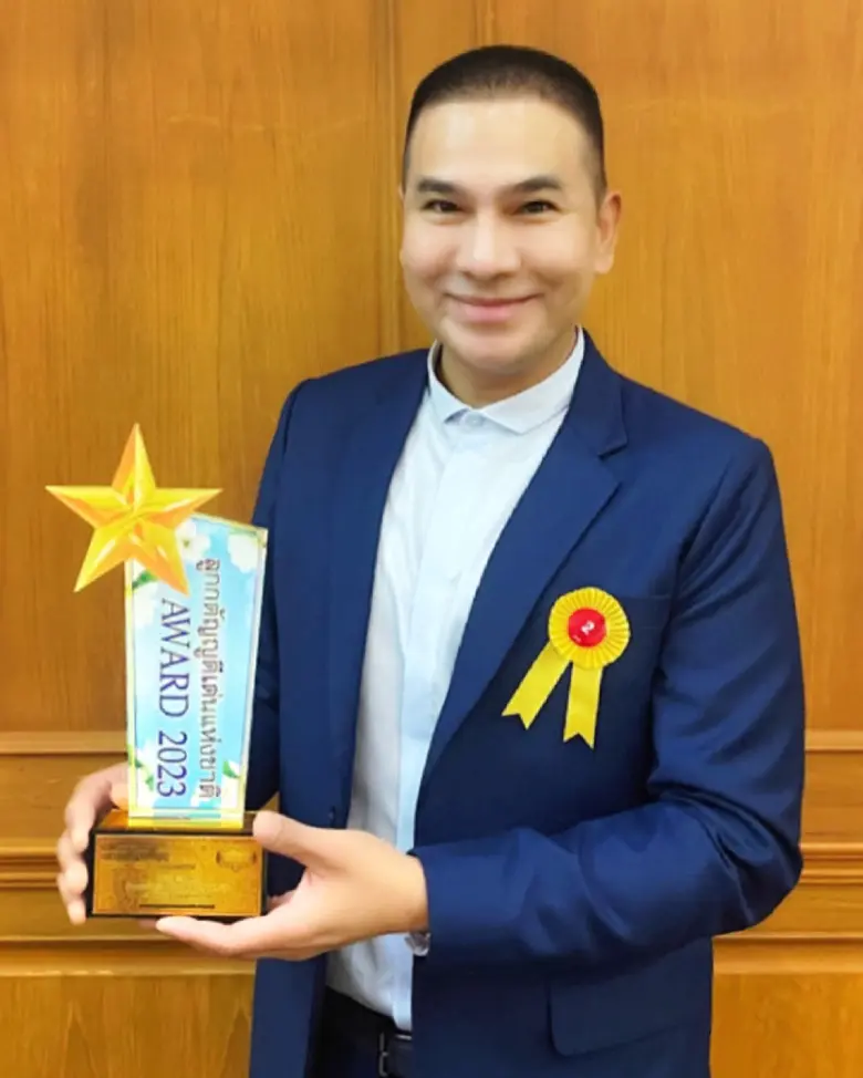 วศิน วรรณพฤกษ์ คว้ารางวัล "สตาร์ลูกกตัญญู" สาขาผู้บริหารลูกกตัญญูดีเด่นแห่งชาติ