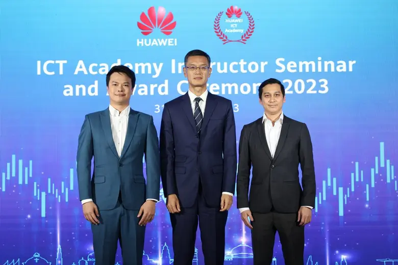 หัวเว่ยฉลองชัยชนะของทีมนักศึกษาไทย ในพิธีมอบรางวัลการแข่งขันด้านไอซีที ประจำปี 2565-2566