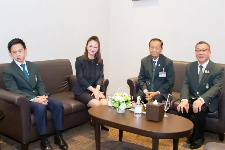 ประธานรัฐสภามอบเข็มกิตติคุณสถาบันพระปกเกล้า ณ ศูนย์ประชุมวายุภักษ์