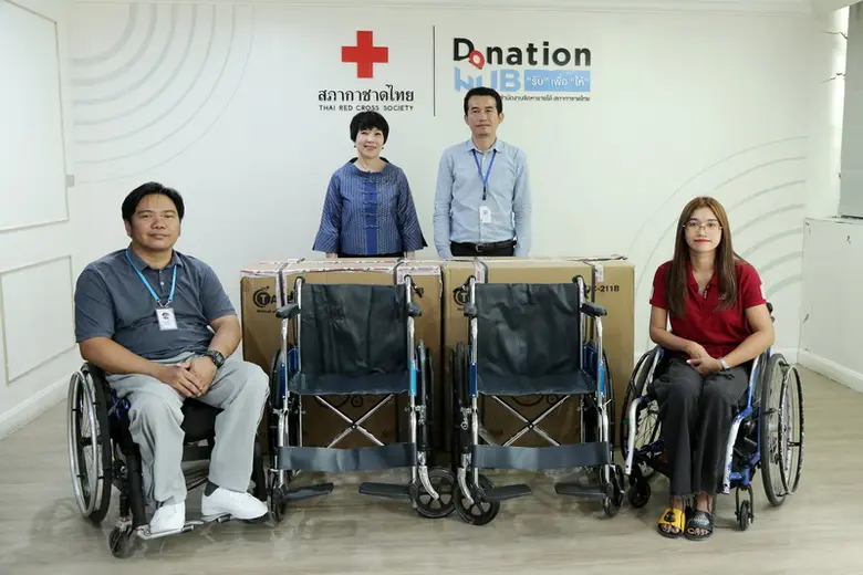 สภากาชาดไทย มอบรถเข็นวีลแชร์เพื่อผู้พิการ