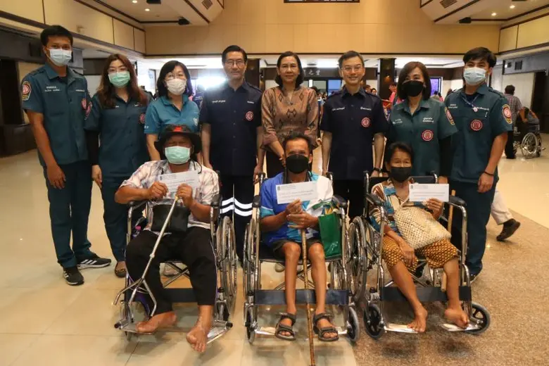 มูลนิธิป่อเต็กตึ๊ง มุ่งสู่จังหวัดนครสวรรค์ ลงพื้นที่มอบรถเข็นวีลแชร์พร้อมค่าพาหนะ