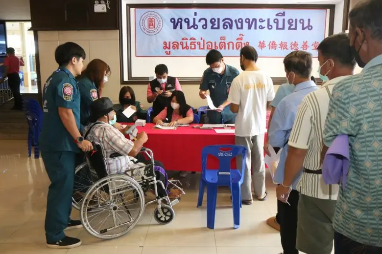 มูลนิธิป่อเต็กตึ๊ง มุ่งสู่จังหวัดนครสวรรค์ ลงพื้นที่มอบรถเข็นวีลแชร์พร้อมค่าพาหนะ