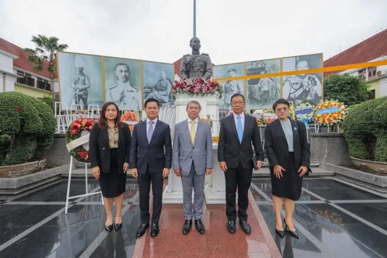 เอเชีย เอรา วัน ร่วมพิธีวางพวงมาลาน้อมรำลึกถึงพระกรุณาธิคุณ พระเจ้าบรมวงศ์เธอ กรมพระกำแพงเพชรอัครโยธิน เนื่องในวันบุรฉัตร