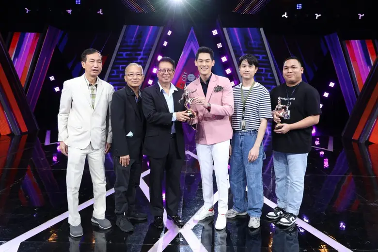 เวิร์คพอยท์รับมอบ 2 ถ้วยรางวัลนาฎราช "ร้องข้ามกำแพง" และ "10 fight 10"