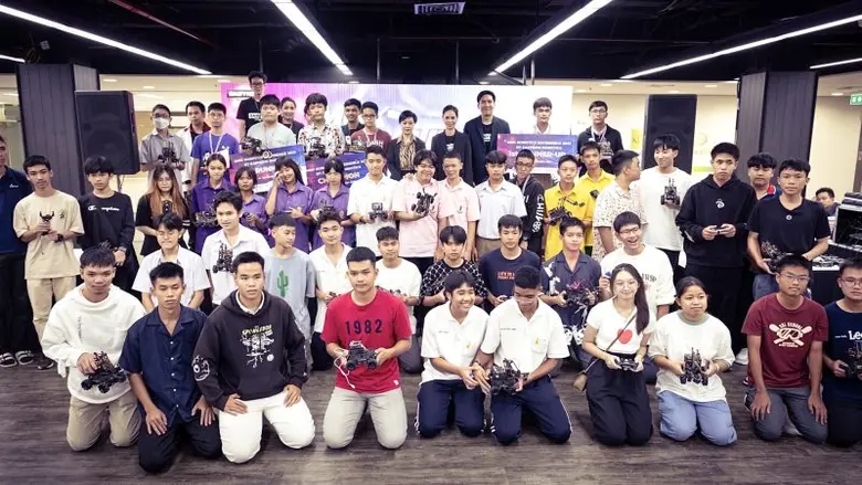 เอ็ม บี เค เซ็นเตอร์ สนับสนุนพื้นที่จัดงาน MBK Robotics Experience By Easykids Robotics การแข่งขันเขียนโปรแกรมประดิษฐ์หุ่นยนต์ ชิงถ้วยรางวัลระดับประถมและมัธยมศึกษา