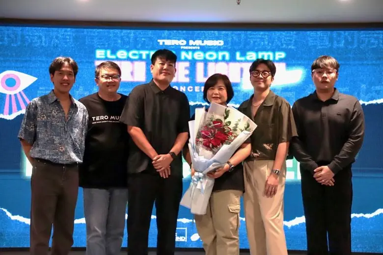 "ELECTRIC NEON LAMP"  ขนเพลงฮิตสุดเดือดใส่ไม่มียั้ง!! คอนเสิร์ต "TURN THE LIGHT ON มันจ้าซะเหลือเกิน" แฟน ๆ ร้องเต้นสนั่นฮอลล์!!