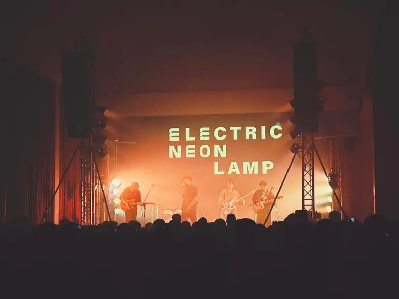 "ELECTRIC NEON LAMP" ขนเพลงฮิตสุดเดือดใส่ไม่มียั้ง!! คอนเสิร์ต "TURN THE LIGHT ON มันจ้าซะเหลือเกิน" แฟน ๆ ร้องเต้นสนั่นฮอลล์!!