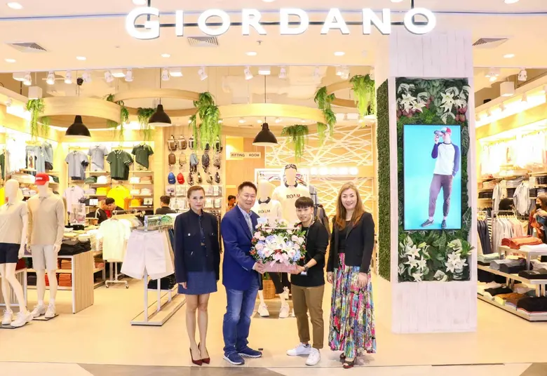 ผู้บริหารเอ็ม บี เค เซ็นเตอร์ มอบดอกไม้แสดงความยินดี GIORDANO โฉมใหม่ ชั้น G โซน B