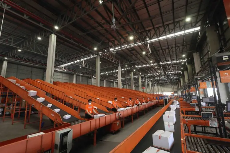 เคอรี่ เอ็กซ์เพรส พร้อมให้บริการอย่างเต็มกำลัง เพิ่มมาตรฐานการจัดส่งพัสดุด่วน ด้วยเทคโนโลยีคัดแยกพัสดุ และ Digital mapping สุดล้ำ เสริมทัพเต็มอัตราด้วยพนักงานมืออาชีพทั่วไทย