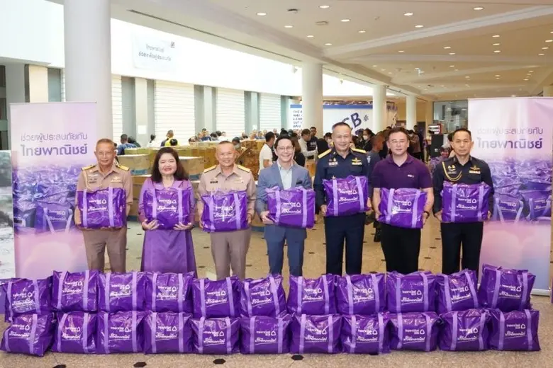 ธนาคารไทยพาณิชย์ร่วมกับกองทัพอากาศ กองทัพเรือจัดเตรียมถุงยังชีพบรรเทาทุกข์ผู้ประสบอุทกภัย เติมพลังให้ยิ้มสู้ด้วย "น้ำใจไทยพาณิชย์"