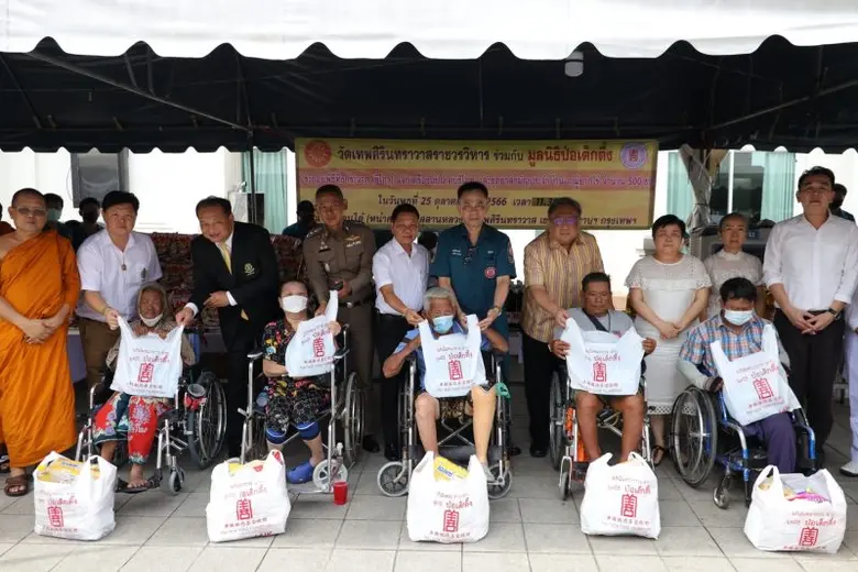 มูลนิธิป่อเต็กตึ๊ง ร่วมกับ วัดเทพศิรินทราวาสราชวรวิหาร จัดพิธีทิ้งกระจาด แจกเครื่องอุปโภคบริโภคและชุดยาสามัญประจำบ้านรวม 500 ชุด