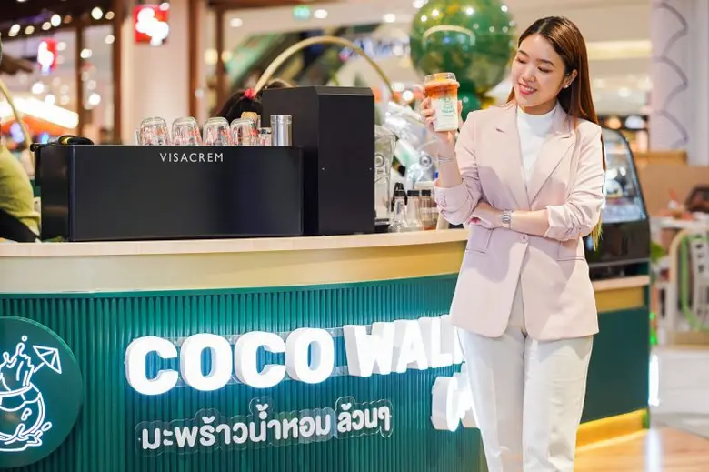 ไอคอนสยาม ชวนเติมความเฟรช พาปักพิกัดความอร่อยกับร้าน "Coco walk Cafe" น้ำมะพร้าวออร์แกนิกของคนเจนใหม่ สไตล์โอมากาเสะแบบแก้วต่อแก้ว!
