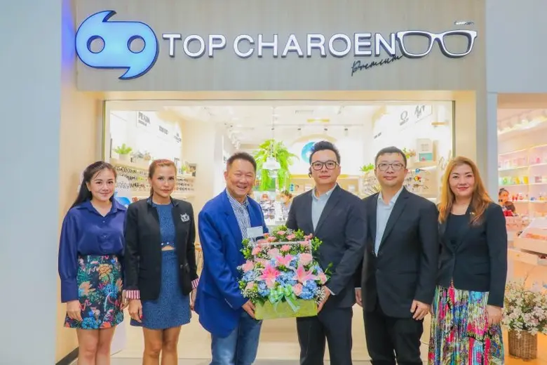 ผู้บริหารเอ็ม บี เค เซ็นเตอร์ มอบดอกไม้แสดงความยินดี แว่นท็อปเจริญ เปิดสาขาใหม่ ชั้น G โซน C