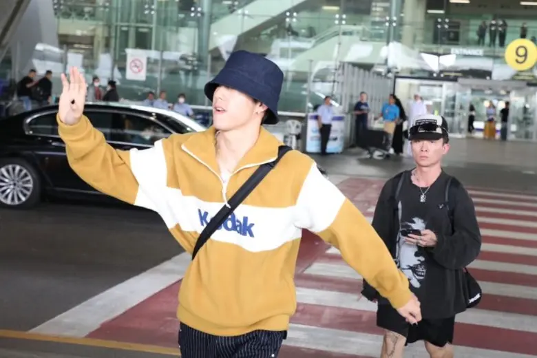 หล่อสนามบินแตก! "มาร์ค ต้วน" บินลัดฟ้าร่วมงานฉลองครบรอบ 5 ปี ไอคอนสยาม