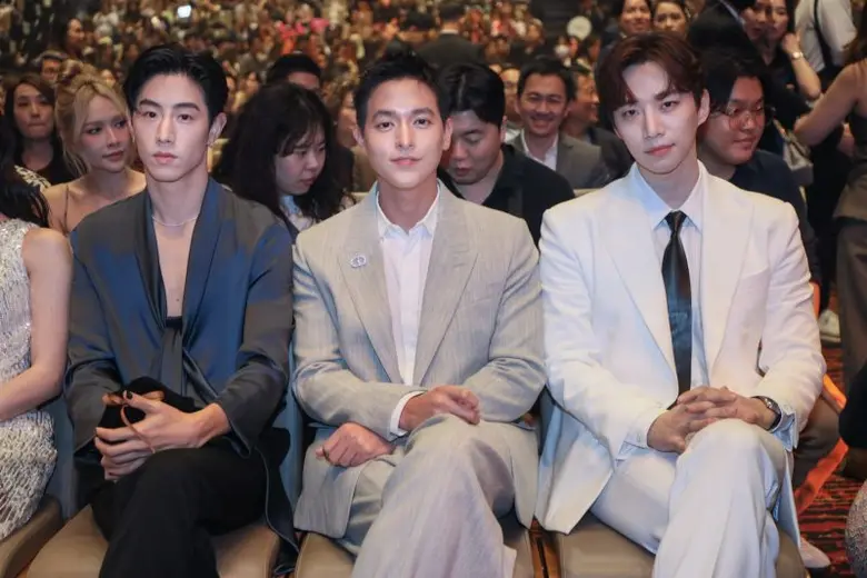 'อีจุนโฮ - มาร์ค ต้วน' ศิลปินระดับอินเตอร์บินลัดฟ้า นำทัพศิลปินแถวหน้าของไทย ร่วมฉลองครบรอบ 5 ปี 'ไอคอนสยาม' สุดยิ่งใหญ่