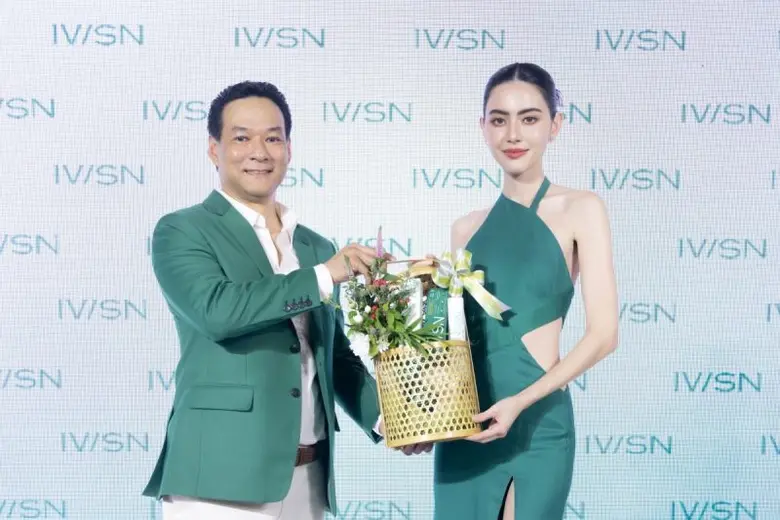  "ใหม่ ดาวิกา" พรีเซนเตอร์ไอวิศน์ ยาสีฟันสมุนไพรโมเดิร์นเวอร์ชั่น นำทัพ ดา เอ็นโดรฟิน-เฟิร์ส-ข้าวตัง เผยยิ้มสะกดใจ