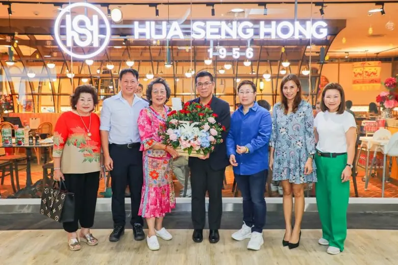 ผู้บริหารเอ็ม บี เค เซ็นเตอร์ มอบดอกไม้แสดงความยินดีเปิดสาขาใหม่ ฮั่วเซ่งฮง ภัตตาคารอาหารจีนร้านดังแห่งย่านเยาวราชพร้อมเสิร์ฟความอร่อยแล้ววันนี้ที่ชั้น 6 โซน B