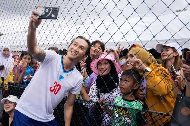 ตูน-อาทิวราห์ แท็กทีมคิง เพาเวอร์ ยกทัพเพื่อนดาราระเบิดศึกฟาดแข้งบนสนามฟุตบอลหญ้าเทียมกลางทะเลอันดามัน เกาะลิบง จังหวัดตรัง
