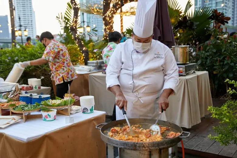 Delight in the 14th "Raan Dung Ross Ded: RDRD 'Street Food' Buffet Under the Stars @Salathip" at Shangri-La Bangkok