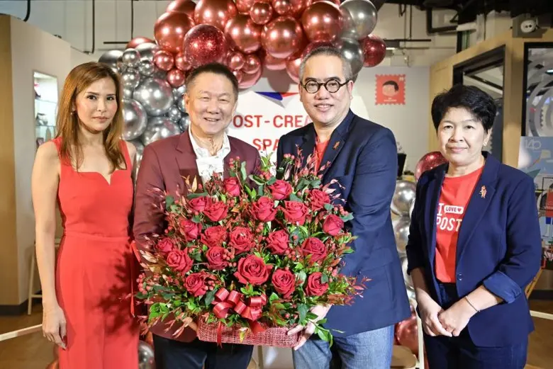 ผู้บริหารเอ็ม บี เค เซ็นเตอร์ มอบดอกไม้แสดงความยินดีเปิดตัวไปรษณีย์ไทยโฉมใหม่ ชั้น 5 โซน A