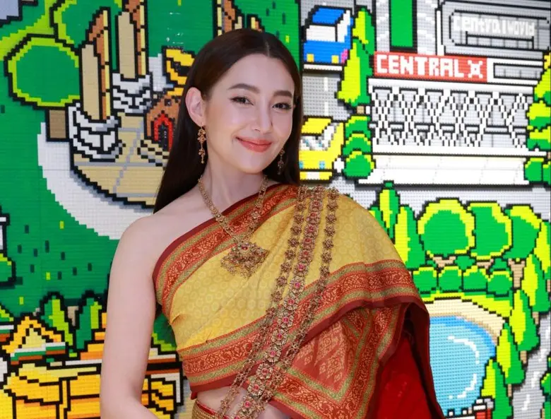 เบลล่า ราณี นำทีมเหล่าสาวก LEGO ตัวยง กลัฟ คณาวุฒิ, ออฟ จุมพล, กัน อรรถพันธ์, นนน กรภัทร์, โอบ โอบนิธิ และครอบรัวดารา เปิดตัว LEGO(R) Certified Store แห่งที่ 5 ในประเทศไทย และครั้งแรกกับคอนเซ็ปใหม่ ณ เซ็นทรัลเวิลด์