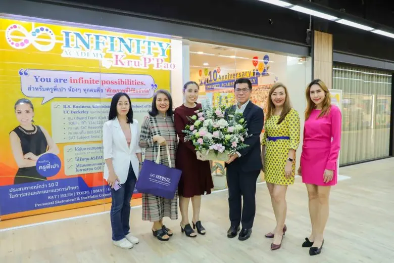 ผู้บริหารเอ็ม บี เค เซ็นเตอร์ มอบดอกไม้แสดงความยินดีเปิดสถาบัน INFINITY ACADEMY by Kru P'Pao