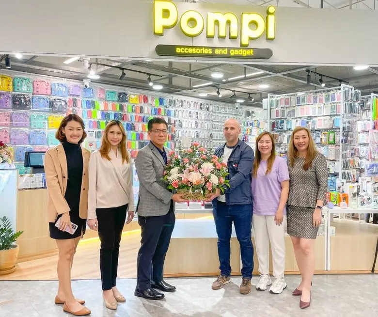 เอ็ม บี เค เซ็นเตอร์ มอบดอกไม้แสดงความยินดีเปิดร้าน Pompi จำหน่ายอุปกรณ์มือถือครบวงจร