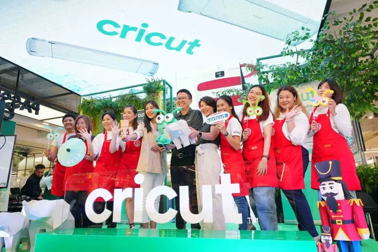 อาร์ทีบีฯ ขนทัพเหล่าเซเลบริตี้ในวงการ DIY ร่วมงานเปิดตัวเครื่องตัดอัจฉริยะ และ เครื่องรีดร้อนจากแบรนด์ Cricut พร้อมจัดเวิร์กชอปให้ผู้ชื่นชอบงานคราฟต์มาทดลองใช้เครื่องอย่างมากมาย