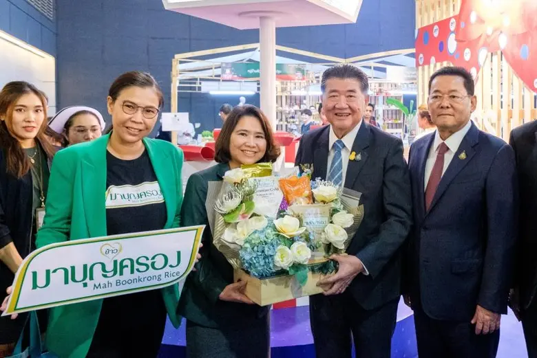 ข้าวมาบุญครอง ออกบูธจำหน่ายสินค้าราคาพิเศษ มอบเป็นของขวัญปีใหม่ให้ผู้บริโภค
