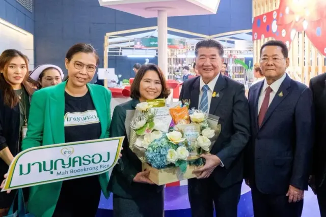 ข้าวมาบุญครอง ออกบูธจำหน่ายสินค้าราคาพิเศษ มอบเป็นของขวัญปีใหม่ให้ผู้บริโภค