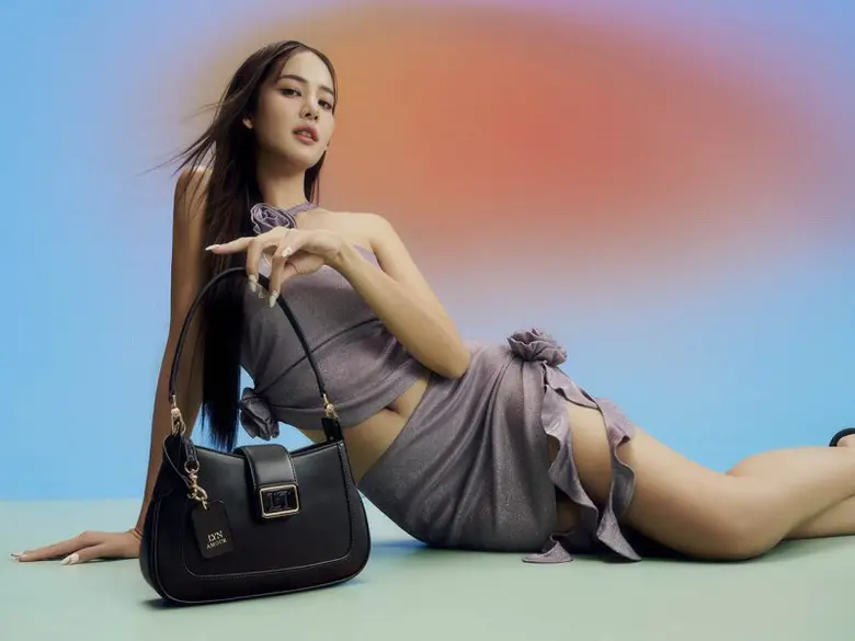 Bow Melda welcomes to the arrival of a new season. Embrace the season's elegance and showcase your beauty with the latest collection from LYN for Spring 2024