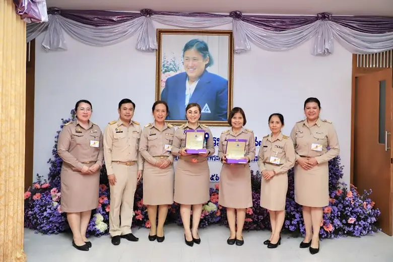 อธิบดีกรมพัฒนาฝีมือแรงงาน รับพระราชทานโล่ประกาศเกียรติคุณ ฝึกช่างทำขาเทียม