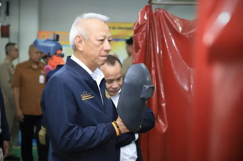 "พิพัฒน์" รมว.แรงงาน นำทีมเยี่ยม ฝีมือแรงงานขั้นสูง ผลิตอุปกรณ์เครื่องบิน, เครื่องชาร์จEV และ ระบบสัญญาณ5G รองรับเทคโนโลยีอนาคต