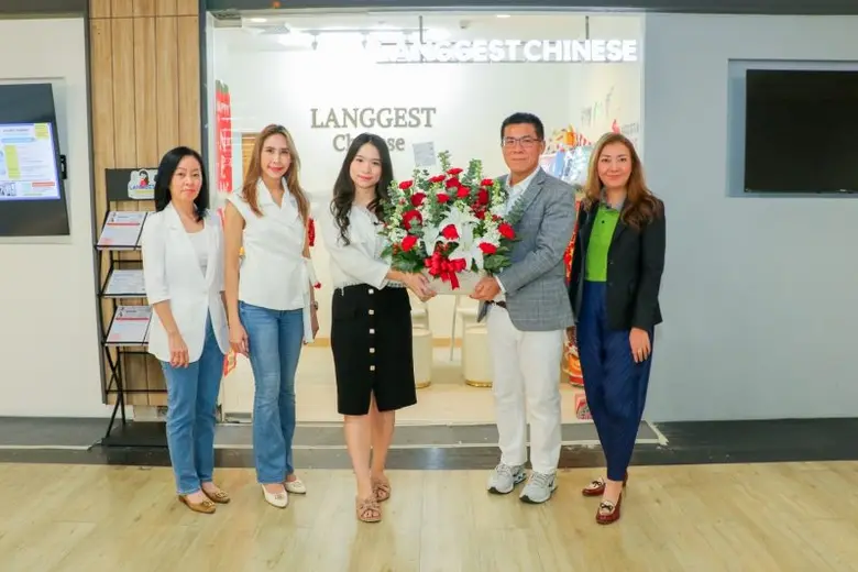 ผู้บริหารเอ็ม บี เค เซ็นเตอร์ มอบกระเช้าดอกไม้แสดงความยินดี LANGGEST CHINESE เปิดตัวสถาบันสอนภาษาจีนแบบ student-centric ชั้น 6 โซน B