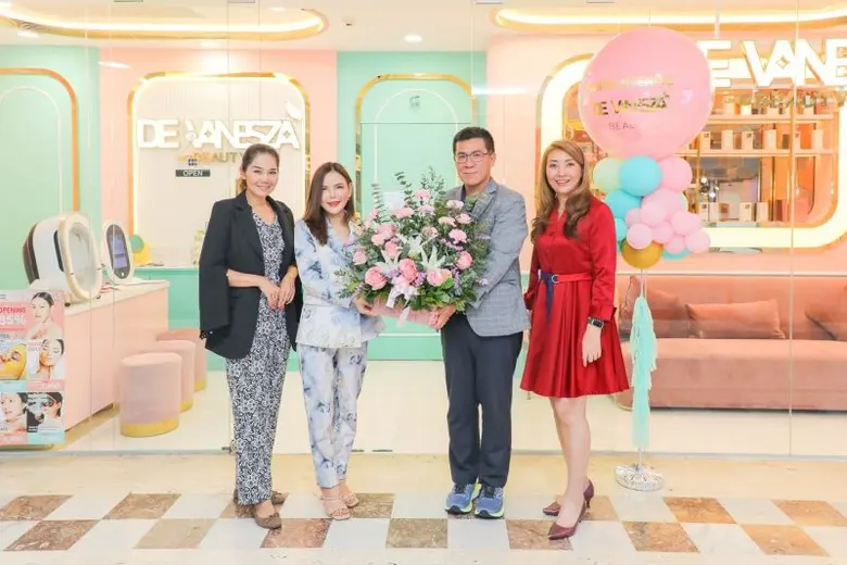 ผู้บริหารเอ็ม บี เค เซ็นเตอร์ มอบกระเช้าดอกไม้แสดงความยินดี DE VANESZA BEAUTY ฉลองเปิดคลินิกความงาม ชั้น 5 โซน C