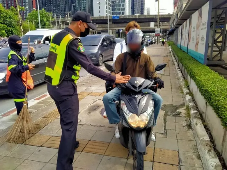 กทม.กวดขันจับปรับรถจักรยานยนต์ขับขี่บนทางเท้าแยกอโศก-เพชรบุรี เตรียมติดตั้งระบบตรวจจับเพิ่มอีก 100 จุด