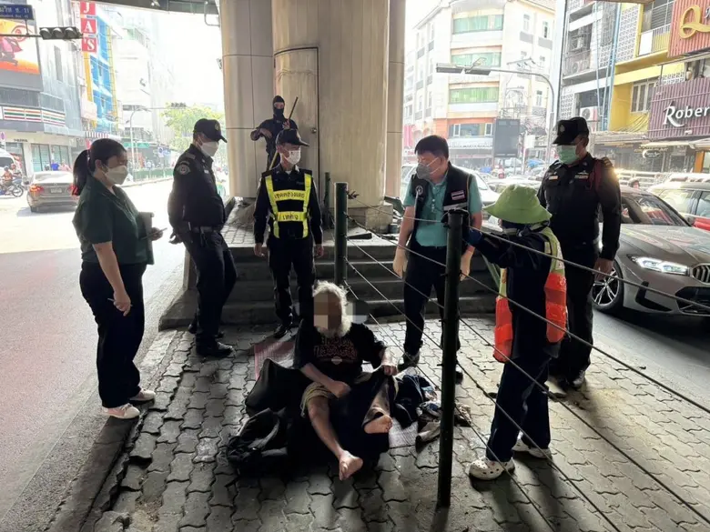 เขตคลองเตยรุดตรวจสอบแก้ปัญหาร้านเหล้า-ร้านกัญชา-ขอทาน-จอดรถกีดขวางทางสัญจรในพื้นที่