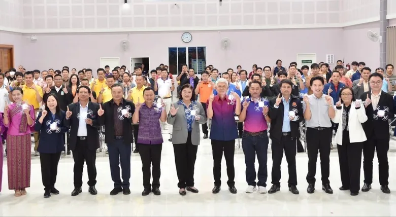 จังหวัดร้อยเอ็ดและเทศบาลเมืองร้อยเอ็ด ยกระดับการท่องเที่ยวเมืองรอง นำนวัตกรรมโดรนแปรอักษรส่งเสริมเทศกาลท่องเที่ยวของจังหวัด พร้อมสนับสนุนการพัฒนาบุคลากรในสมรรถนะการออกแบบและการบินโดรน