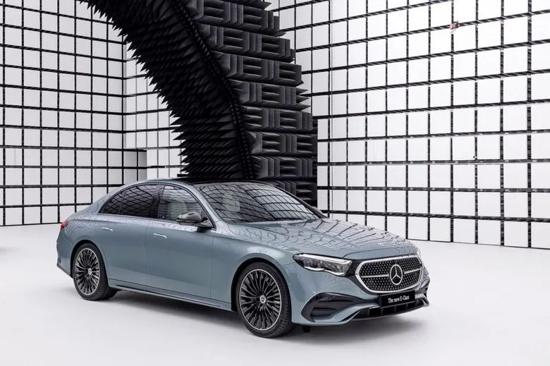 "The new E-Class: Launch Edition" รุ่นผลิตจำนวนจำกัด โผล่เซอร์ไพรส์กลางมอเตอร์โชว์ เคาะราคาเริ่ม 3.99 - 4.25 ล้านบาท พร้อมเปิดจองแล้ววันนี้