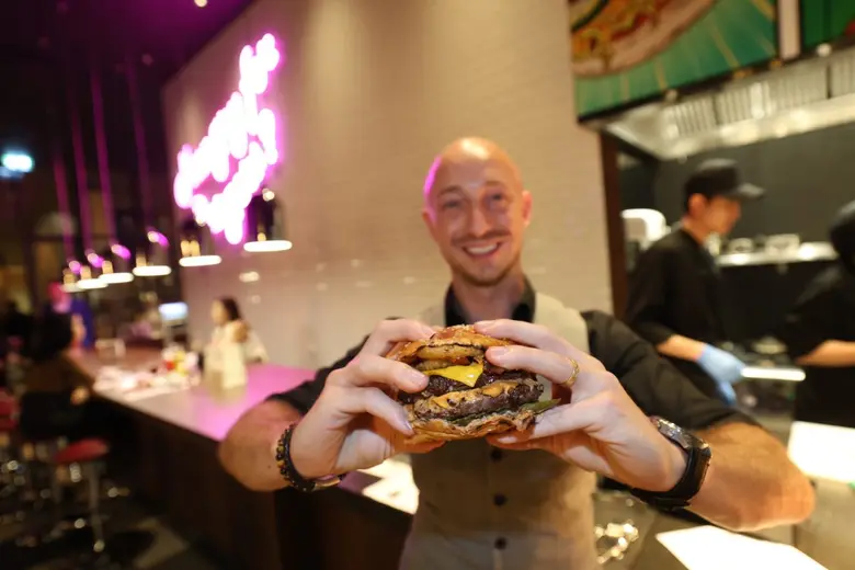 ฉลองเปิดห้องอาหารใหม่ บิ๊ก ไบท์ เบอร์เกอร์ บาร์ แอนด์ กริลล์ เสน่ห์แห่งยุคคลาสสิก ผ่านเมนูอาหารอเมริกัน ต้นตำรับสุดพิเศษ ที่ โรงแรมคอร์ทยาร์ด บาย แมริออท กรุงเทพฯ สุวรรณภูมิ แอร์พอร์ท