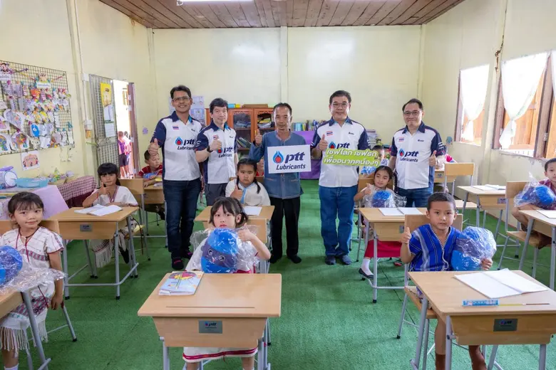 พีทีที ลูบริแคนท์ส ร่วมส่งมอบโต๊ะเรียนและเก้าอี้ชุดแรก จากแคมเปญ "เซฟโลก เซฟรถ เพื่ออนาคตน้อง ๆ" แก่โรงเรียนบ้านผานัง อ.แม่แจ่ม จ.เชียงใหม่